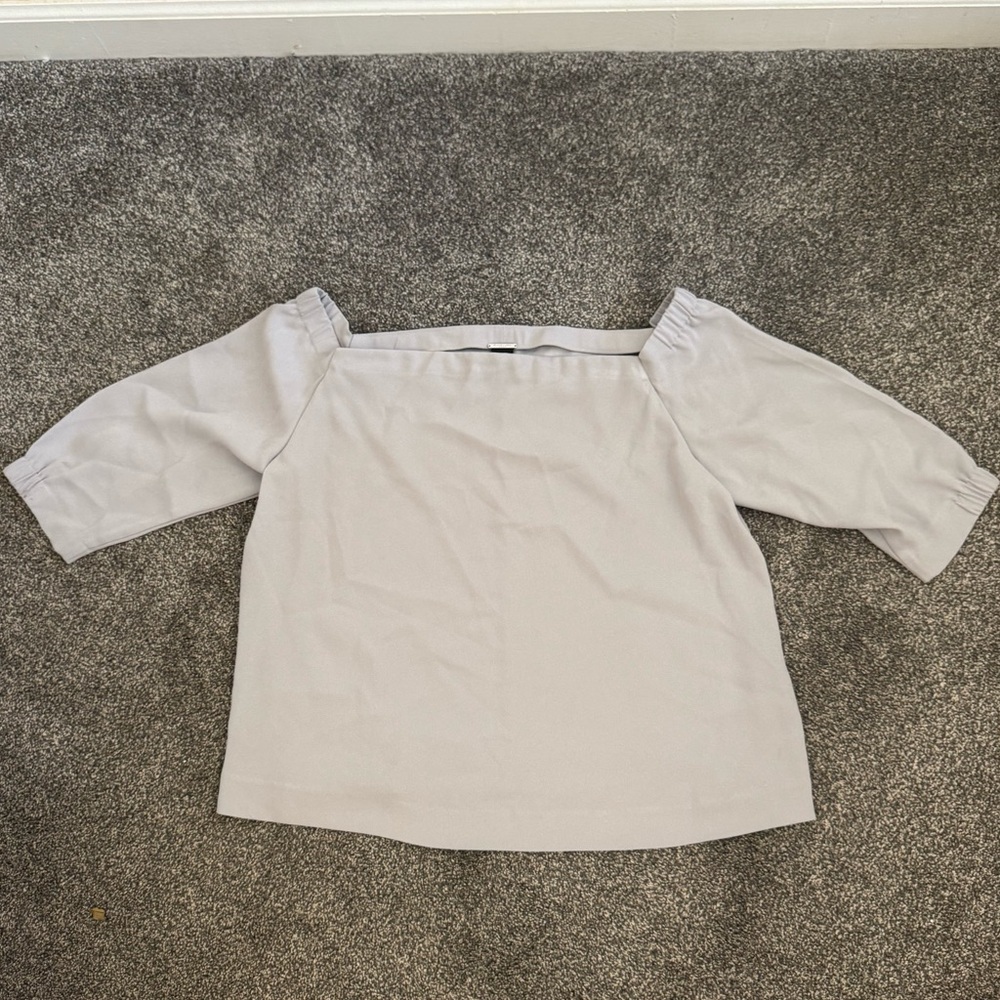 Chico’s Black Label light gray off the shoulder blouse top, size 1 (M/8)